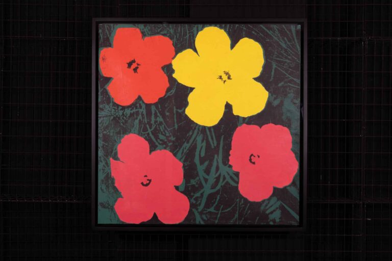 flowers siebdruck Bild mit 3 gelben und einer roten gezeichneten Blume von Andy Warhol in der MUCA Ausstellung 25 zu sehen