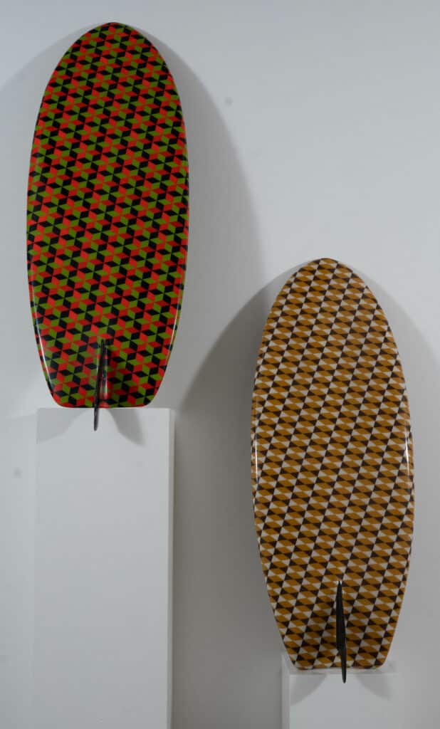 Das Werk Untitled (Surfboards) von 2021 von Barry McGee in der 25 Years-Jubiläumsausstellung im MUCA München