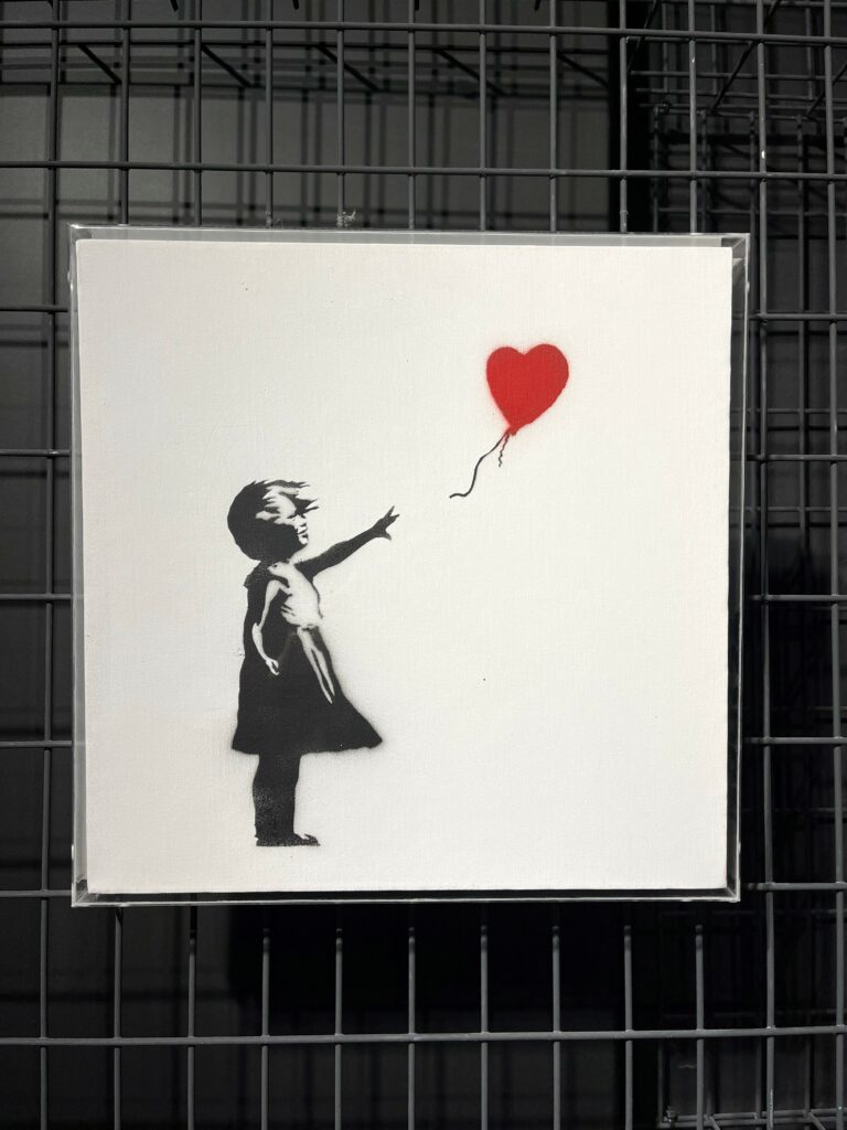 Girl with Balloon von Banksy in MUCA Ausstellung in München