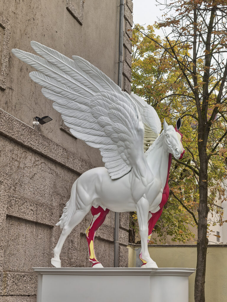 Damien Hirst Skulptur Legend in "The Weight of Things"-Ausstellung im MUCA München